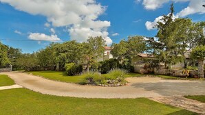 A residential property with a well-maintained lawn, stone pathway, and a stone wall. - Villa Edera in Sveti Kirin (Sveti Kirin)