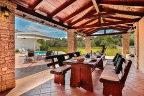 Outdoor dining - Villa Edera in Sveti Kirin (Sveti Kirin)