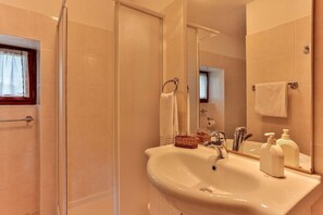 Dusche, Haartrockner, Handtücher