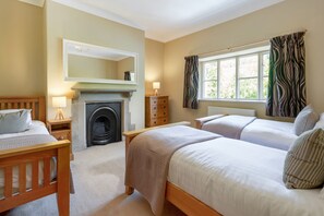 5 bedrooms, iron/ironing board, travel cot, WiFi - White Moss - a fabulous historic property  with hot tub and cinema in a fantastic location. (Windermere)