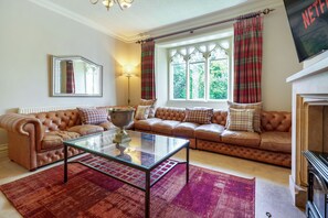 Smart-TV, peis, DVD-spiller og stereoanlegg