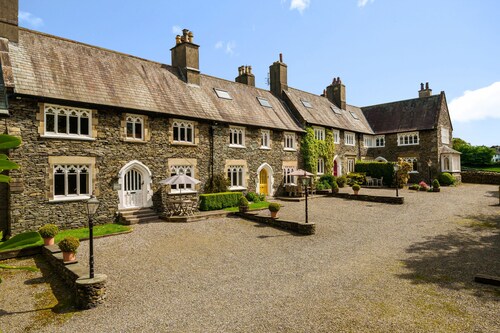 White Moss - a fabulous historic property  with hot tub and cinema in a fantastic location.