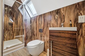 Badewanne, Haartrockner, Handtücher