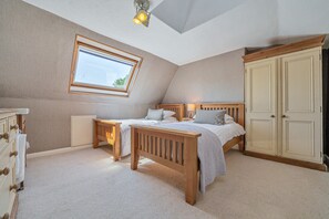 7 Schlafzimmer, Bügeleisen/Bügelbrett, Reisekinderbett, kostenloses WLAN