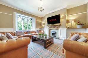 Fernseher, Kamin, Stereoanlage