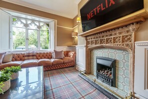 TV, fireplace, stereo