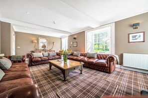 Smart-TV, peis, DVD-spiller og stereoanlegg