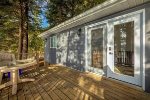 Outdoor dining - Waterfront Four Season Cottage in the Woods WiFi (Dwight)