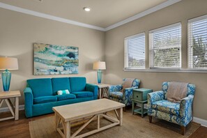 TV, DVD player - ✨January Snowbird Deal✨ Updated 3BR • Walk to Beach • Heated Pool & Hot Tub • Al (Miramar Beach)