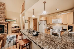 Refrigerador, horno, cafetera/tetera, tostadora