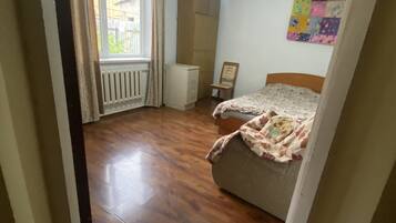 2 habitaciones, tabla de planchar con plancha, wifi y ropa de cama