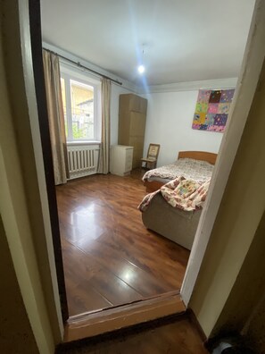 2 habitaciones, tabla de planchar con plancha, wifi y ropa de cama