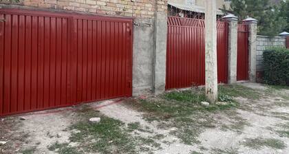 Mom's Old House. Family friendly with backyard. Safe and close to US embassy.