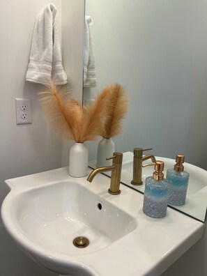 Shower, hair dryer, towels, soap - Cozy 1BR Townhome at Base of Lookout Mountain-Steps from the Incline Railway! (Chattanooga)