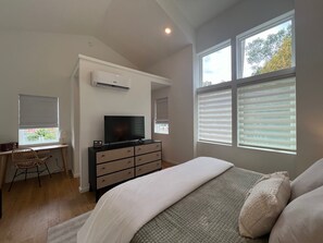 1 室のベッドルーム、デスク、WiFi (無料)、ベッドシーツ