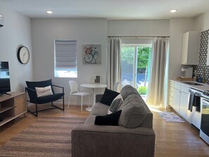 Smart TV - Cozy 1BR Townhome at Base of Lookout Mountain-Steps from the Incline Railway! (Chattanooga)