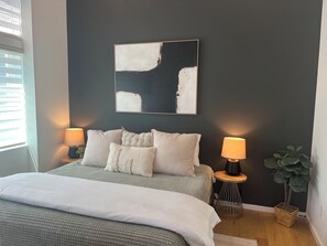 1 bedroom, desk, free WiFi, bed sheets - Cozy 1BR Townhome at Base of Lookout Mountain-Steps from the Incline Railway! (Chattanooga)