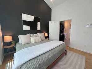 1 bedroom, desk, free WiFi, bed sheets - Cozy 1BR Townhome at Base of Lookout Mountain-Steps from the Incline Railway! (Chattanooga)