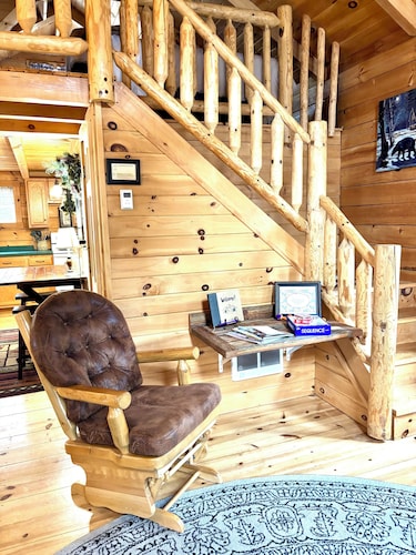 The Winding Cabin - down the road from Christie Mountain and more!