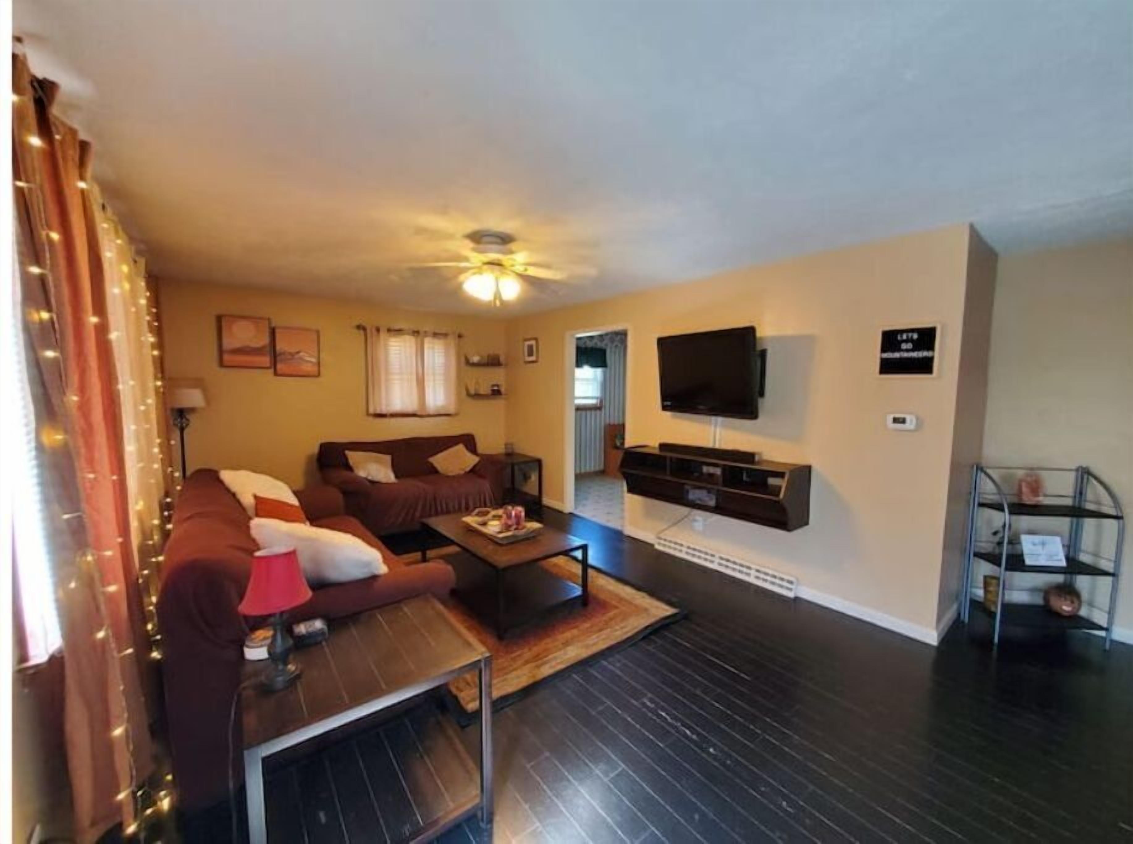 Brookehaven Bungalow. Minutes from WVU, Hiking, & Cheat Lake!