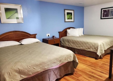 Escritorio, wifi gratis y ropa de cama