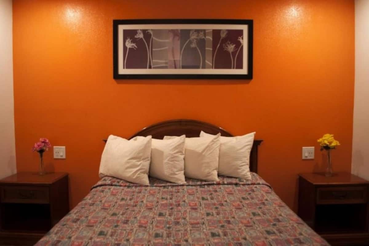 room, 1 queen bed, non smoking | desk, free wifi, bed sheets