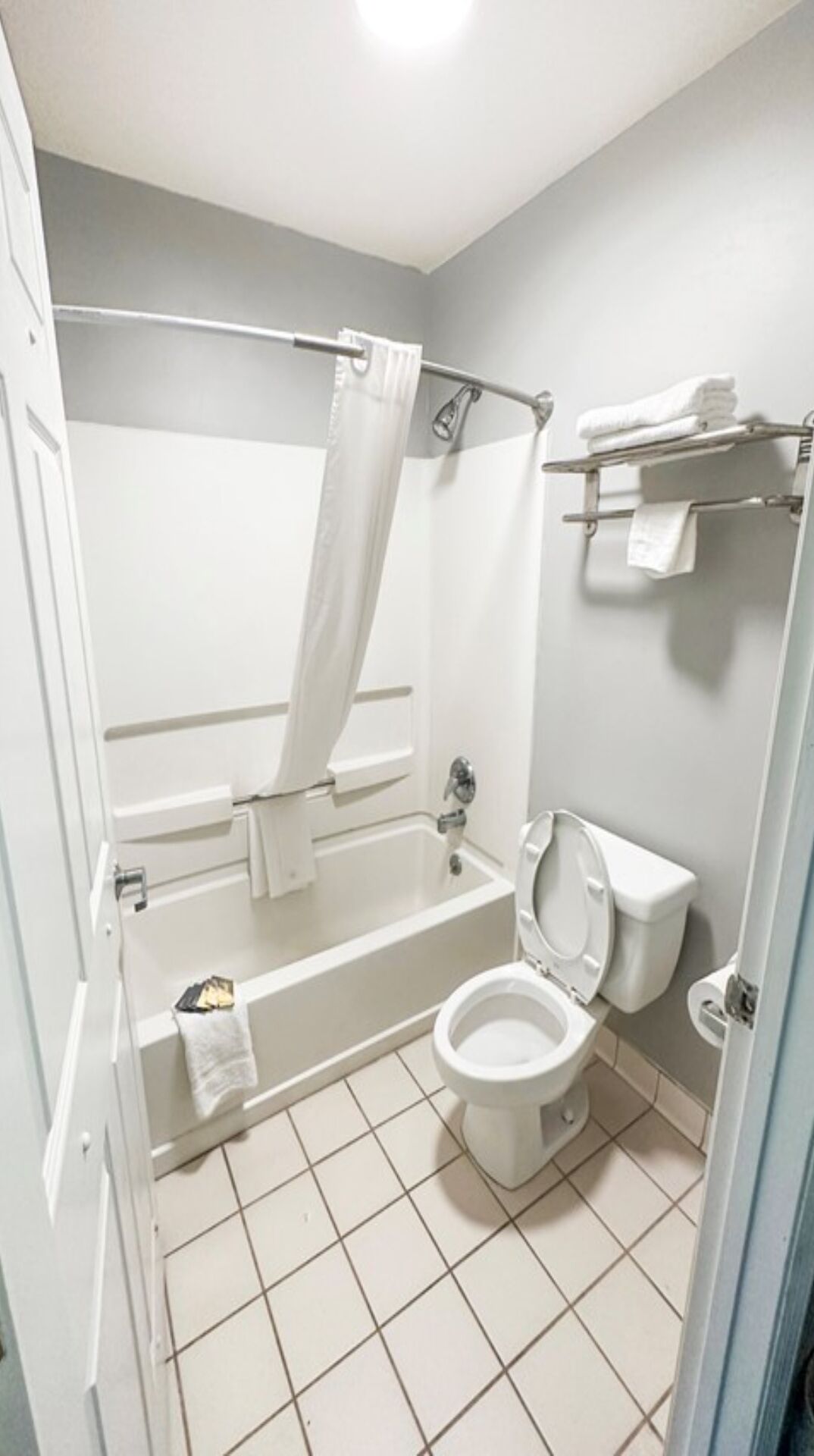 Bañera, artículos de tocador gratuitos, secador de pelo, toallas