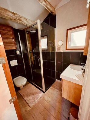 Serviettes fournies, savon, shampoing, papier toilette