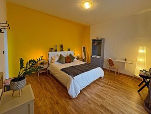 Familie tweepersoonskamer | Een bureau, een laptopwerkplek, gratis wifi