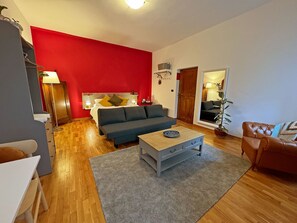 Familie vierpersoonskamer | Een bureau, een laptopwerkplek, gratis wifi