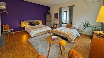 Kamar Quadruple Keluarga | Meja kerja, ruang kerja ramah laptop, dan Wi-Fi gratis