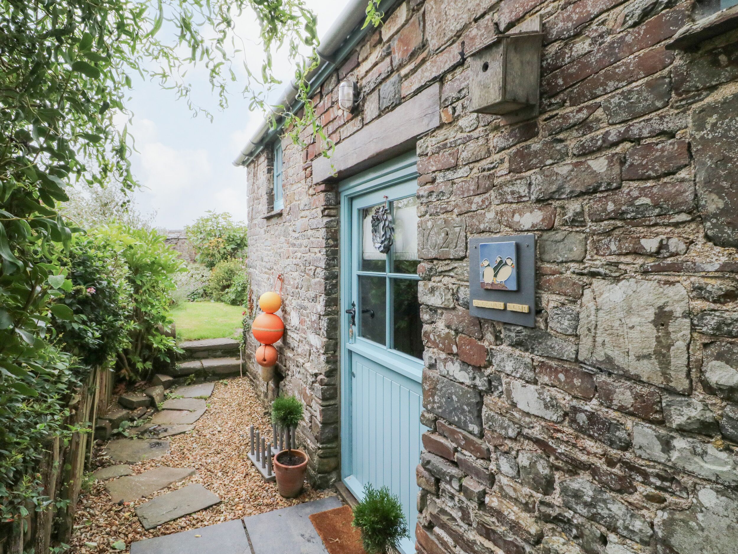 PUFFINS NEST, romantic, character holiday cottage in Hartland