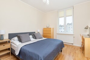 2 間臥室、書桌、床單