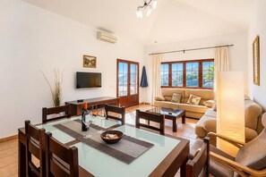 TV - Villa El Callao - Four Bedroom Villa, Sleeps 8 (La Asomada)
