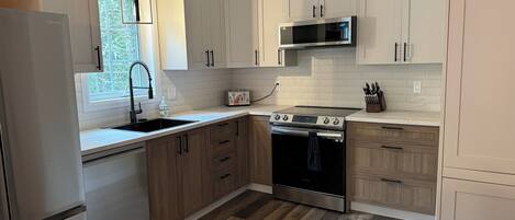 Refrigerador, microondas, horno y parrilla de estufa