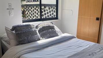 Studio, 1 Tempat Tidur Double, pemandangan danau | 1 kamar tidur dan selimut bulu angsa