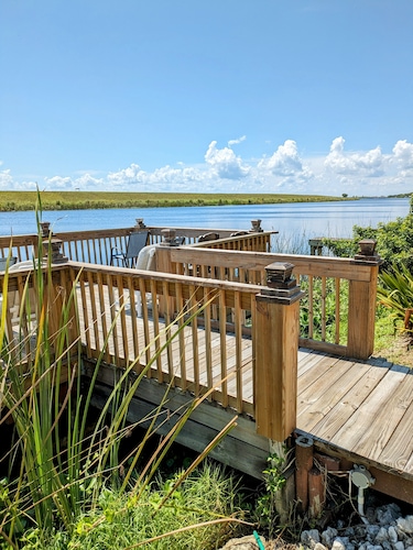 Cozy Lakeside Cabin Escape