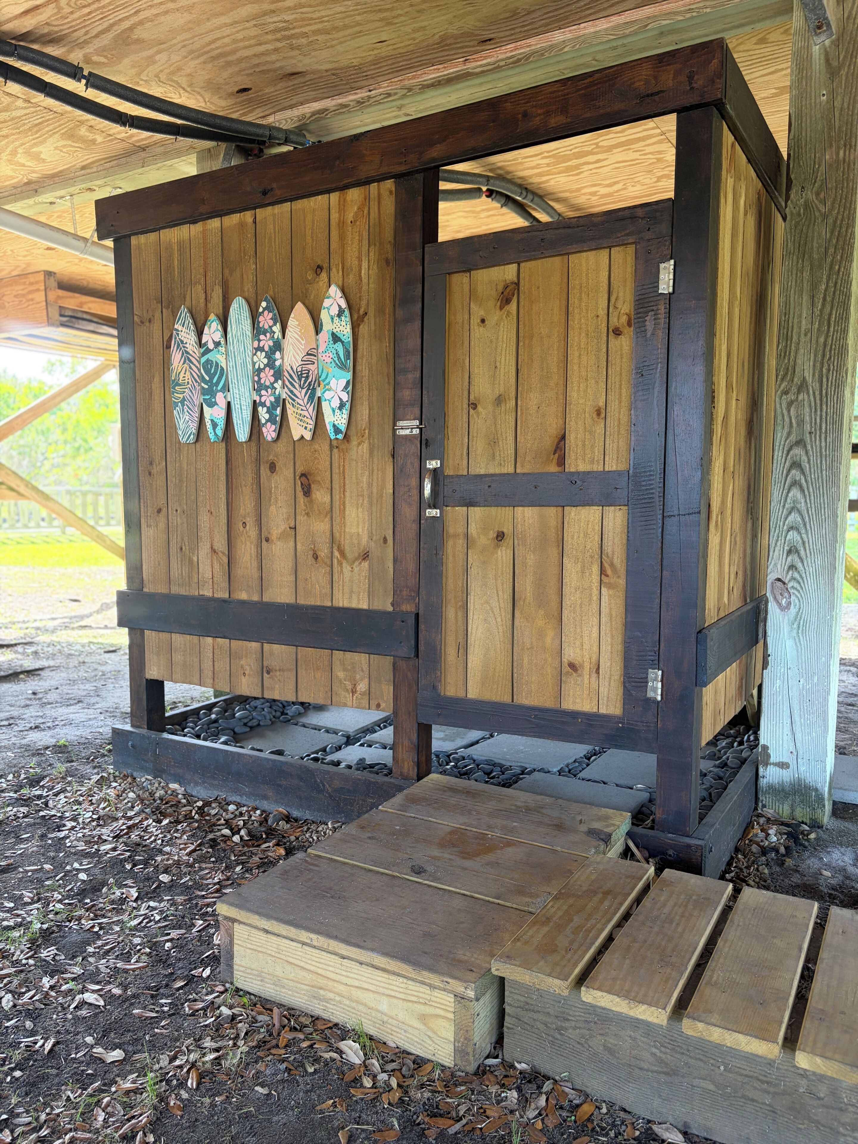 Een houten constructie met een deur en een trap.