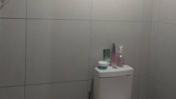 Toalhas de banho, sabonete, papel higiênico