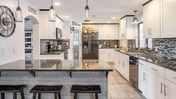 Réfrigérateur, four à micro-ondes, un four, lave-vaisselle