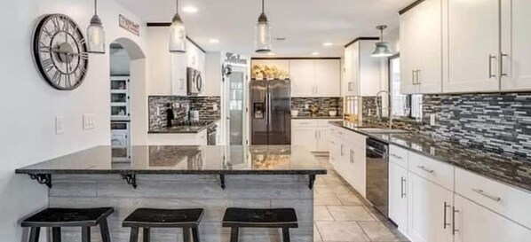 Jääkaappi, mikroaaltouuni, uuni, astianpesukone