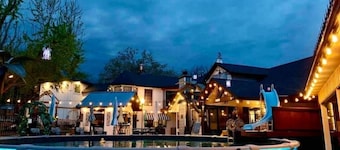 POOL & HOT TUB
5bed/3.5bath @ Czarnik Land