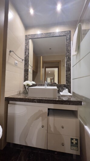 Bidê, toalhas de banho, shampoo, papel higiênico