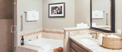 Haartrockner, Handtücher, Seife, Shampoo