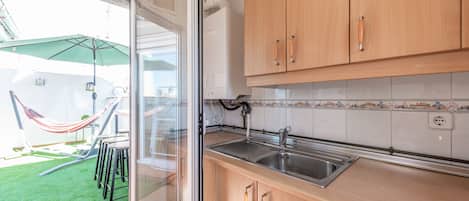 Frigorífic, forn, placa de cuina i cafetera i tetera