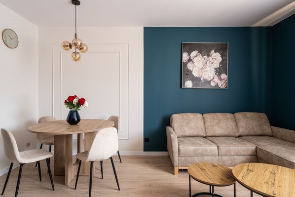 Comfort Apartment | Living room | 37-inch flat-screen TV with satellite channels - RentPlanet - Apartamenty Piłsudskiego (Wroclaw)