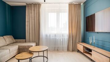 Appartement Confort | Salle de séjour | Télévision à écran plat de 37 pouces avec chaînes par satellite