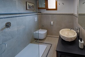 Shower, hair dryer, bidet, towels - A cozy place in the heart of Trastevere, Rome. (Roma)