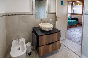 Bruser, hårtørrer, bidet, håndklæder