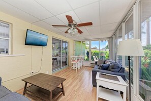 Smart-TV, DVD-Player, Bücher, Drucker